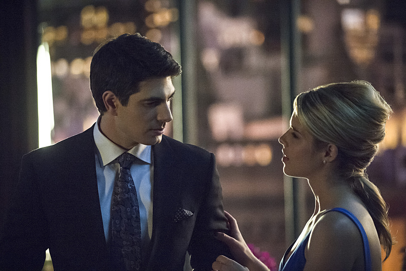 Arrow S Ray Palmer Felicity Smoak To Visit The Flash In Episode 18 All Star Team Up Flashtvnews